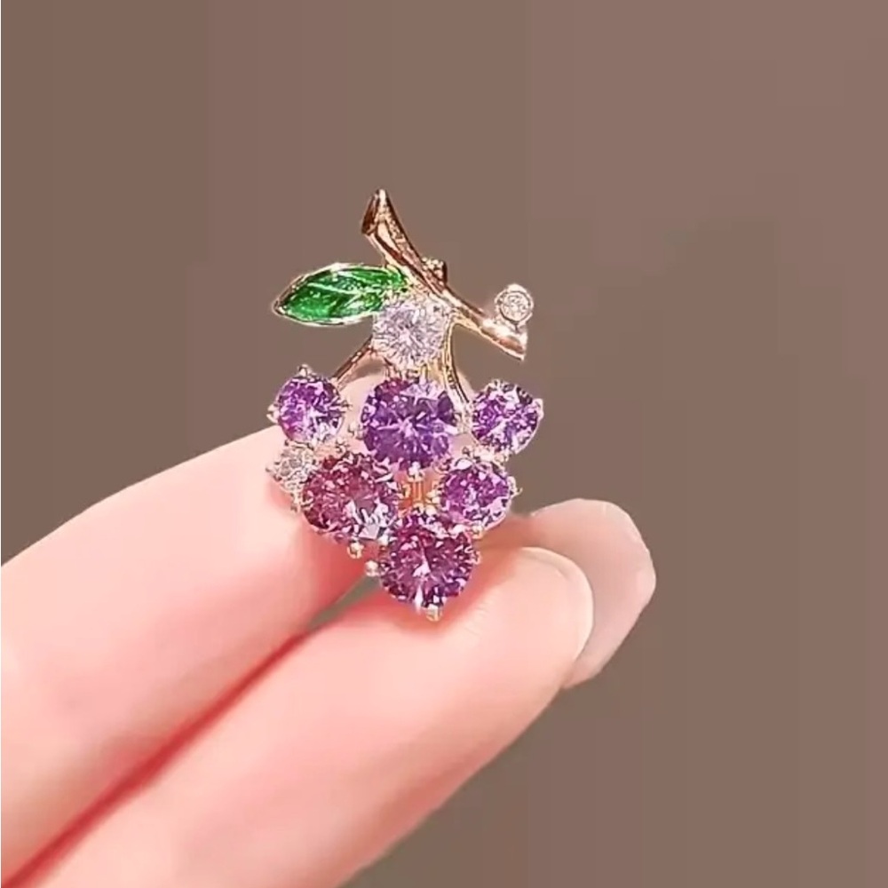 NWOT - Elegant Purple and Gold Grape Cluster Brooch - Picture 5 of 13